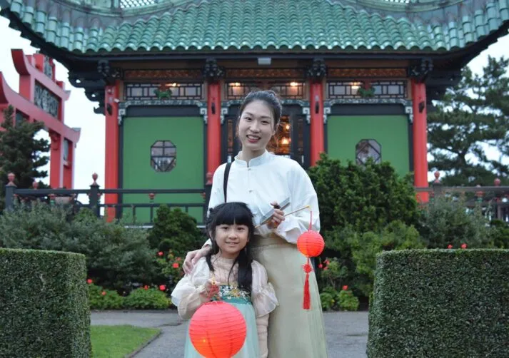 Mid-Autumn Festival_Mother and Daughter_Gallery Carousel